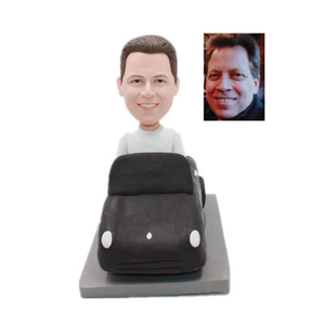 Kanaka Bobblehead maʻamau i loko o kāna kaʻa