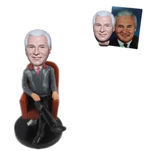 شخصية ذكر Bobbleheahd Boss يجلس في الأريكة